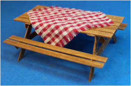 (image for) Picnic table with attached benches and tablecloth - 1/2 scale