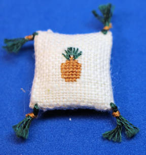 (image for) Pillow - pineapple - petit point