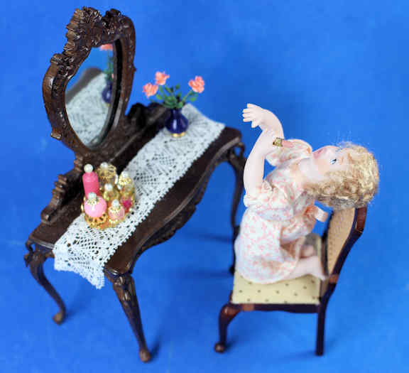 (image for) Girl putting on lipstick - Mom's vanity