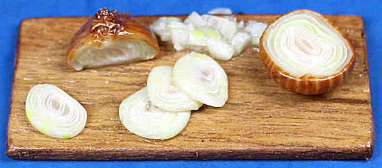 (image for) Slicing onion on board