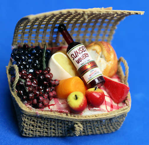 Filled picnic basket (image for) Filled picnic basket
