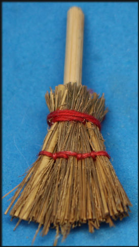 Short handled thatch broom