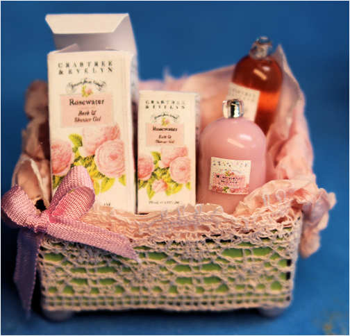 (image for) Bath & beauty shop display - green & pink