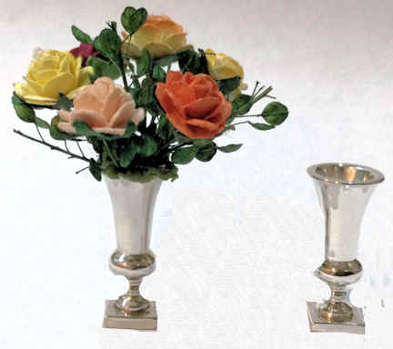 (image for) Vase with flower arrangement