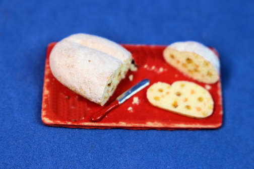 (image for) Raisin bread on board
