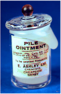 Pile ointment with lid - glass bottle - Click Image to Close