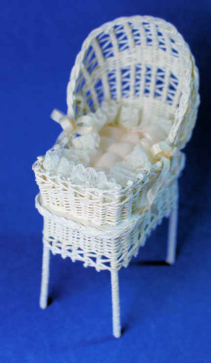 (image for) Bassinet - pale pink trim